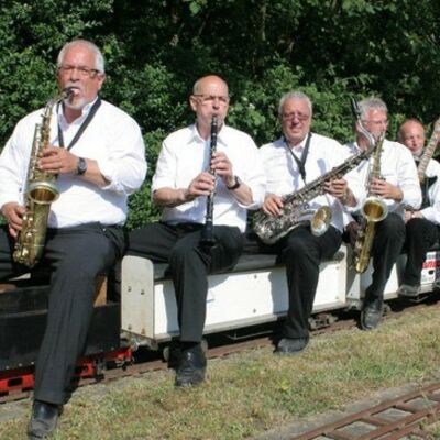 Die Big Band Rolling Mill Orchestra auf einer kleinen Eisenbahn.