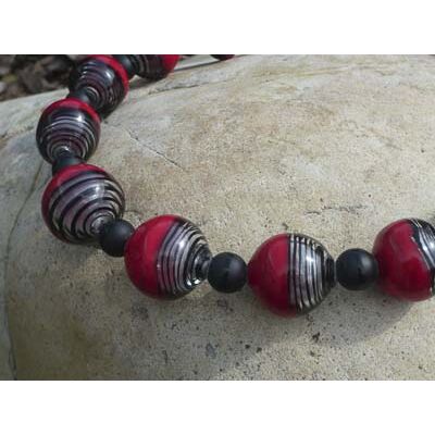 Brigitte Scherzer fertigte aus rot-schwarzen Perlen eine halsrunde Halskette.