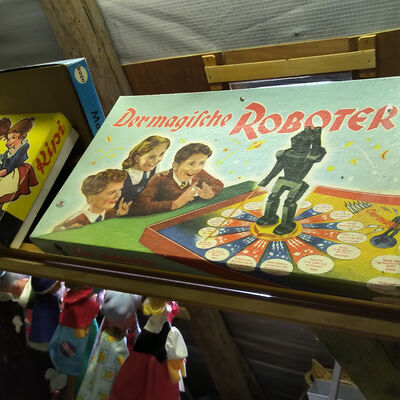 Dieses Spiel (der mechanische Roboter) ist in der Heimatstube Sonnenberg zu sehen.