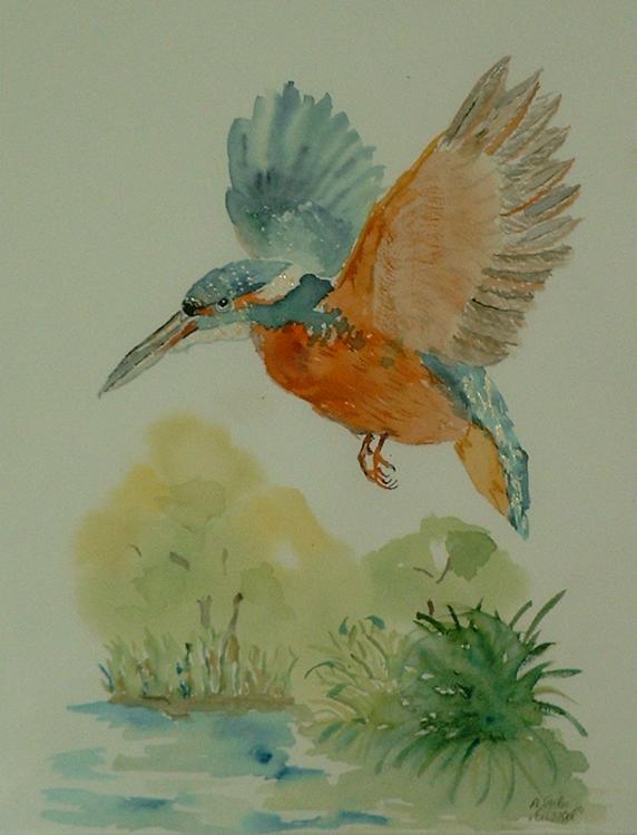 Angela Stöbe, der Titel des Bildes: Der Eisvogel. Ein Eisvogel mit orangefarbenem Gefieder und blauen Kopf flattert über einer grünen Wiese.