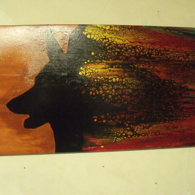 Auf dem gemalten Bild "Feuerhund" des Malers Harald Stölting, befindet sich ein schwarzer Hundekopf der einen roten Schweif hinter sich herzieht.