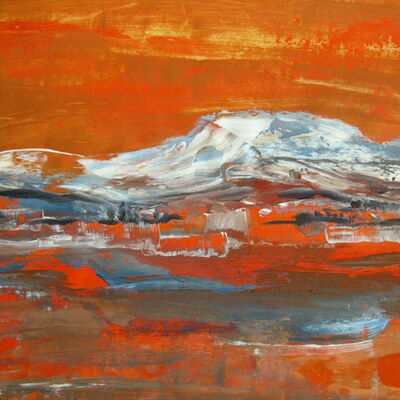 Ein Acrylbild mit einem grauen Berg auf orangenem Hintergrund.