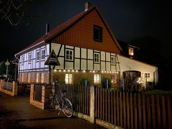 Auf dem Bild ist die Kleinkunstbühne teatr dach e.V. in Wendeburg Mehrdorf abgebildet. Ein schönes altes Bauernhaus.