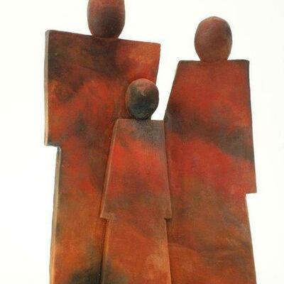 Drei Keramikfiguren von Sigrid Theißen. Sie sehen aus wie eine Familie.