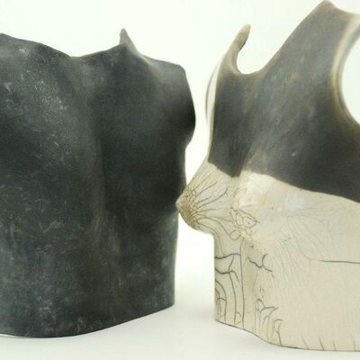 Ein männlicher und ein weiblicher Oberkörper aus Keramik. Gestaltet wurden diese von Sigrid Theißen