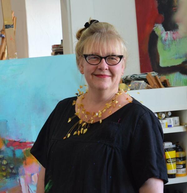 Britta Ahrens im Portrait in ihrem Atelier.