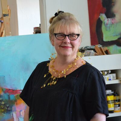 Britta Ahrens im Portrait in ihrem Atelier.