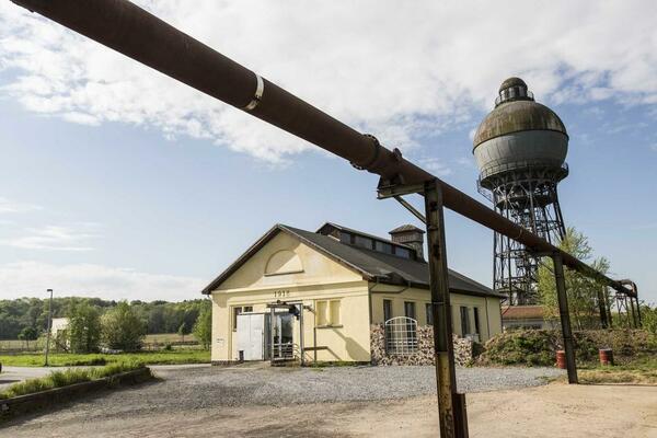 Die Umformerstation in Ilsede als Frontansicht von auen. Im Hintergrund der Kugelwasserturm