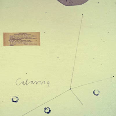 Das Bild "Tagscheibe(Detail) von Oliver Völkening bildet mehrere Linien, Kreise und ein beschriftetes Stück Papier ab.