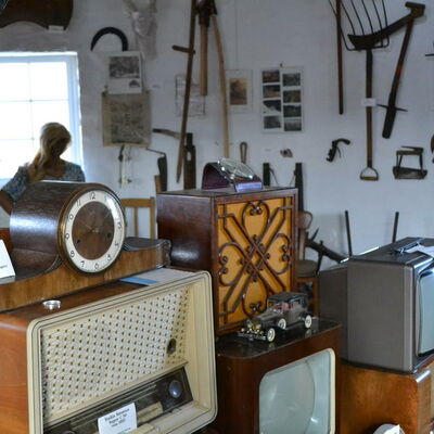 Eine Vielzahl und große Mischung an Geräten wie Radios, Lautsprecher und Fernseher befinden sich in der Sammlung Wasserturm Groß Lafferde in der Gemeinde Ilsede.