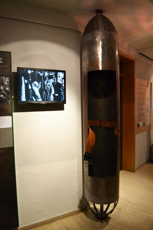 Eine Dahlbusch-Bombe. Ein Rohr mit dem Menschen aus großer Tiefe trnsportiert werden können.