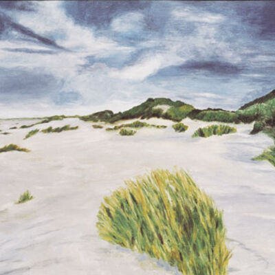 Das Bild "Seestück 1" der Malerin Monika Wegner zeigt einen Strandabschnitt mit Dünengras und vielen Wolken.