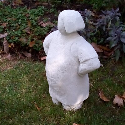 Eine Figur aus Stein hält die Arme in die Hüfte. Diese Skulptur wurde von Anne Christine Reetz erarbeitet.