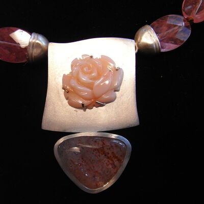 Weier Halsanhnger mit rosa Rose