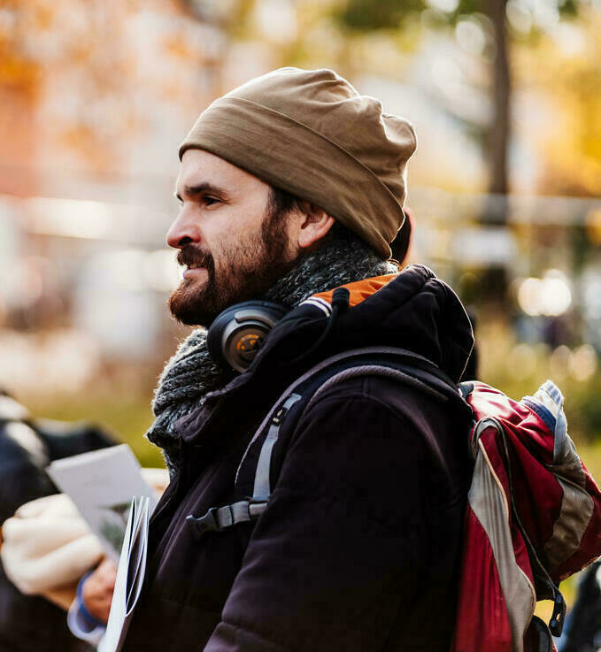 Auf der Fotografie ist Gregor Pellacini, die Leitung der Servicestelle Kultur abgebildet.