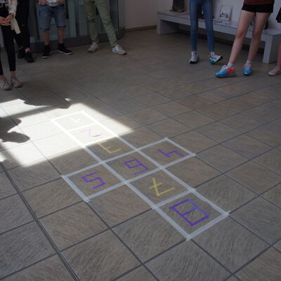 Auf dem Bild ist das Spiel "Himmel und Hölle" auf dem Bodenn des Kreismuseums geklebt worden.