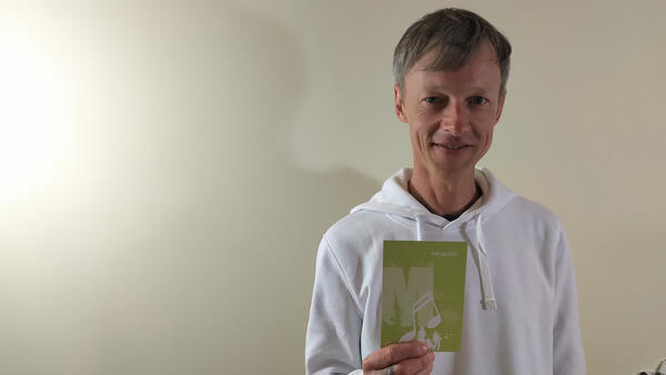 Hier ist die Kontaktstelle Musik, Alexander Liersch mit einer Postkarte fotografiert worden.