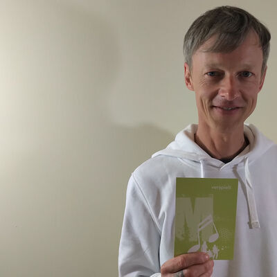 Hier ist die Kontaktstelle Musik, Alexander Liersch mit einer Postkarte fotografiert worden.