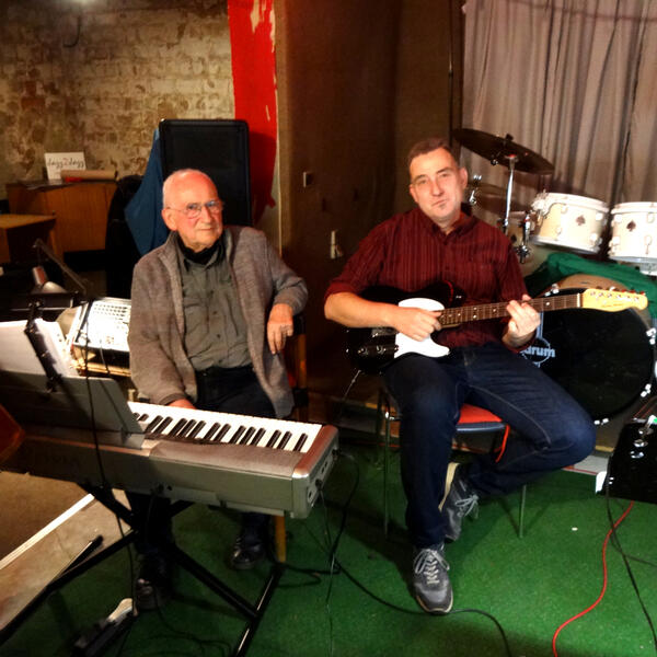 Ein Pianist und ein Gitarrist der Gruppe West Coas Jam sind auf der Fotografie abgebildet.