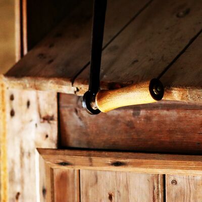 Ein Griff hängt vor einer Holzkommode.