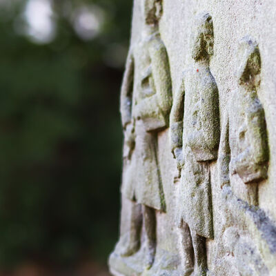 Drei Figuren wurden auf einem Stein eingeritzt.
