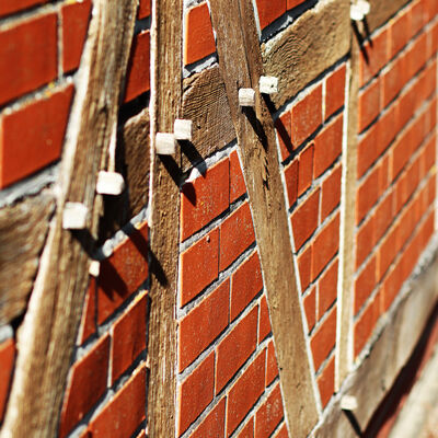 Eine Hauswand mit Fachwerk.
