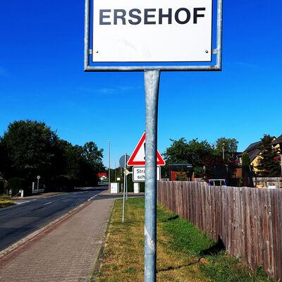 Ein Ortsschild weist auf den Eintritt nach Ersehof hin.