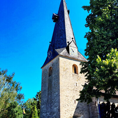 Der Kirchturm von Sierße in der Gemeinde Vechelde.