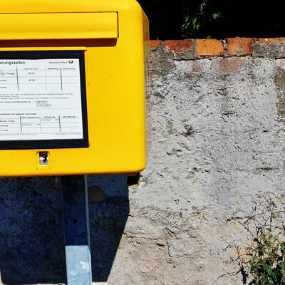 EIn Postkasten in Sierße in der Gemeinde Vechelde.