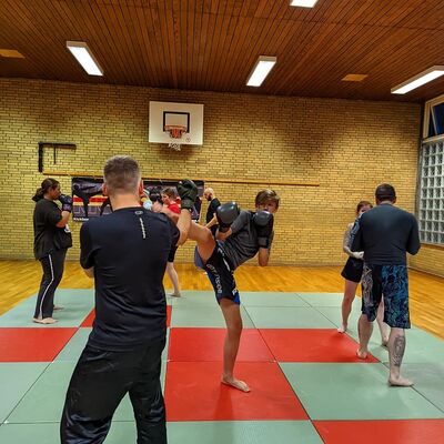 Erwachsene Menschen trainieren Kickboxen.