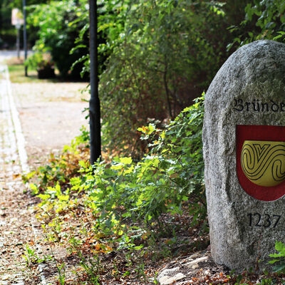 An der Ortseinfahrt von Bründeln steht ein Stein mit dem Wappen des Ortes.