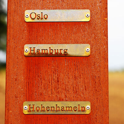 In Bründeln, in der Gemeinde Hohenhameln, steht eine Skulptur, auf der die Städte Oslo, Hamburg und Hohenhameln eingeschlagen sind.