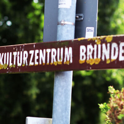 Ein Schild weißt auf das Kulturzentrum in Bründeln hin.