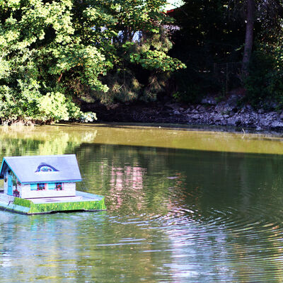 Ein kleines Modeelhaus schwimmt auf einem Weiher in Equord, in der Gemeinde Hohenhameln.