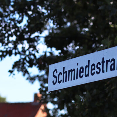 Ein Schild weißt auf die Schmiedestraßein Equord  hin.