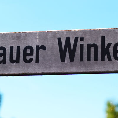 EIn Ortschschild in Equord weißt auf einen "blauen Winkel" hin. Wer oder was ein blauer Winkel ist, konnte noch nicht herausgefunden werden.
