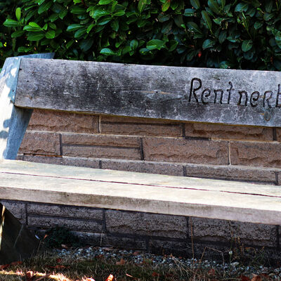 Eine Bank lädt Gäste und Einwohner mit der Aufschrift "Rentnerbank" in Röhrse, eine Ortschaft der stadt Peine, zum Sitzen ein.
