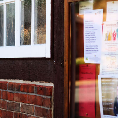 EIn Informationskasten in Röhrse, einer Ortschaft der Stadt Peine, wird über örtliche Aktivitäten informiert.