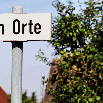 Ein Straßenschild in Röhrse weißt mit der Bezeichnung "Im Orte" auf eine wichtige Straße innerhalb der Ortschaft hin.