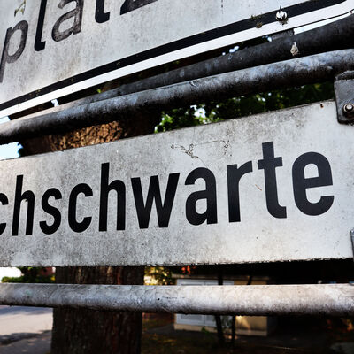 EIn Straßenschild mit der Bezeichnung "Pechschwarte" kann als bemerkenswerte Straßenbezeichnung betrachtet werden.