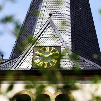 DIe Kirchturmuhr in Rosenthal weißt einem gut sichtbar die Zeit.
