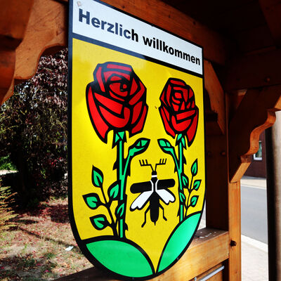 Das Wappen der Ortschaft Rosenthal zeigt einen Käfer und zwei Rosen.