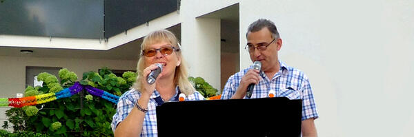 Sabine Adebahr und Peter Volmer singen gemeinsam.