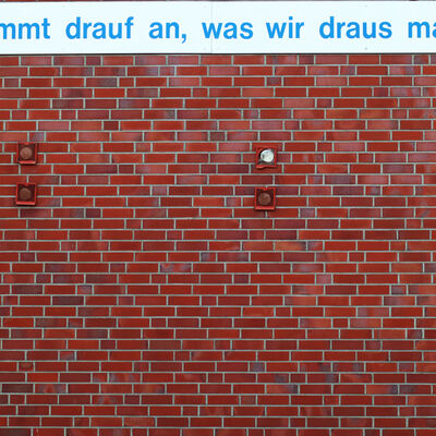 In der Ortschaft Bülten der Gemeinde Ilsede ist an einer Hauswand der Spruch "Es kommt drauf an, was wir draus machen" angebracht.
