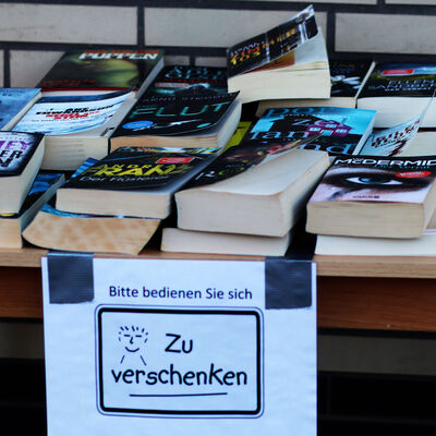 Verschiedene Bücher liegen auf einem Tisch, dieser lädt dazu ein sich zu bedienen. In der Ortschaft Bülten in der Gemeinde Ilsede.